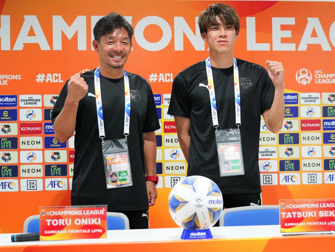 ACL第4戦BGパトゥム戦の前日会見に出席した川崎フロンターレ鬼木達監督（左）と瀬古樹（撮影・佐藤成）
