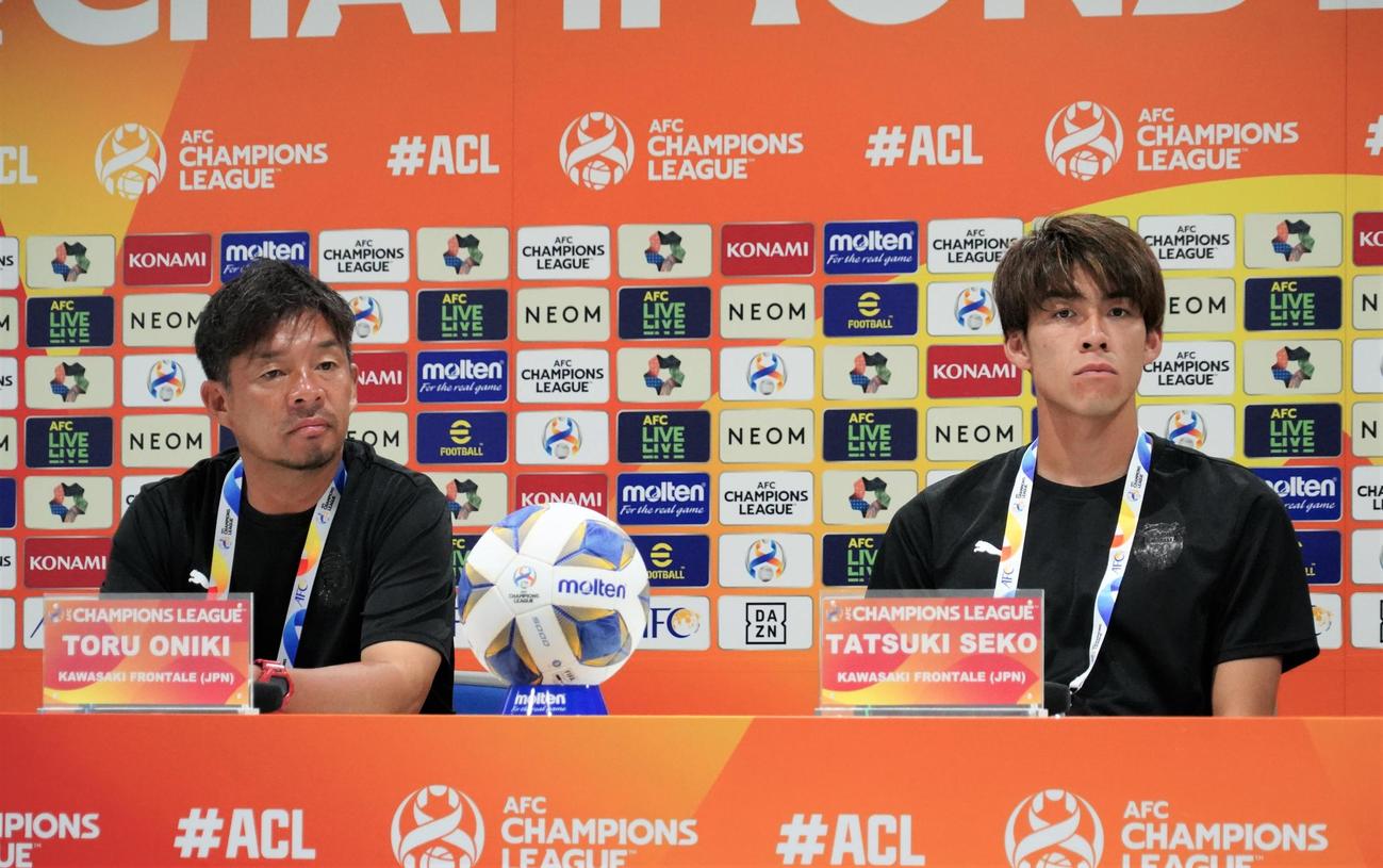 ACL第4戦BGパトゥム戦の前日会見に出席した川崎フロンターレ鬼木達監督（左）と瀬古樹（撮影・佐藤成）