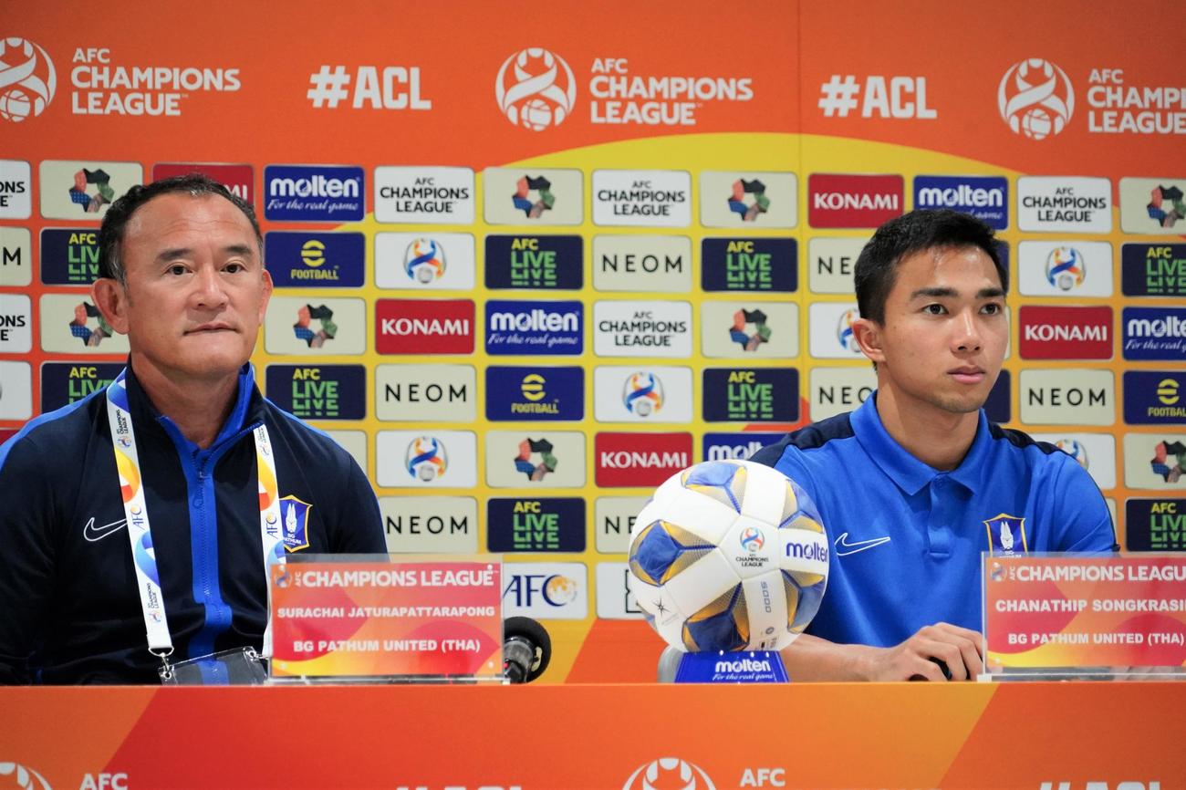 ACL第4戦川崎フロンターレ戦の前日会見に出席したBGパトゥムのスラチャイ・ジャトゥラパッタラポン監督（左）とチャナティップ（撮影・佐藤成）