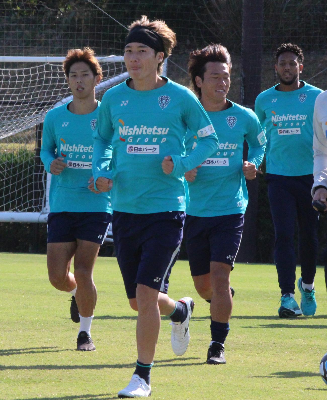 ランニングする福岡FW山岸祐也（左から2人目）（撮影・菊川光一）