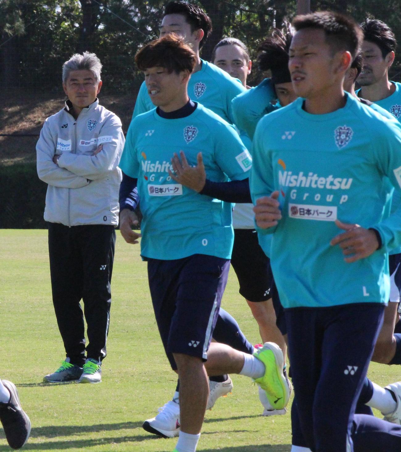 選手のランニングを見つめる福岡・長谷部茂利監督（左端）（撮影・菊川光一）