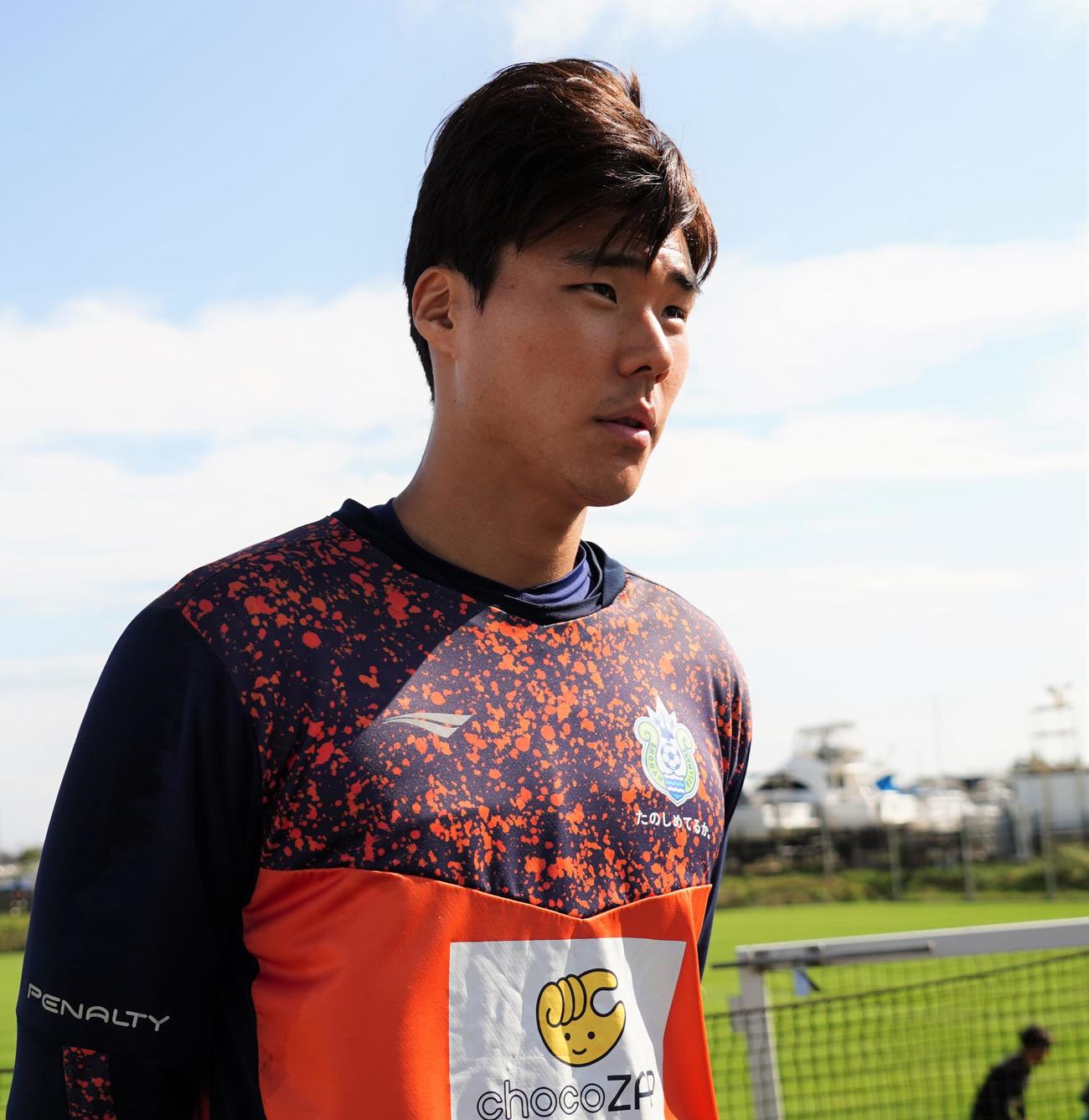 J1第32節名古屋戦に向けて練習後に取材に応じる湘南ベルマーレGKソンボムグン（撮影・佐藤成）