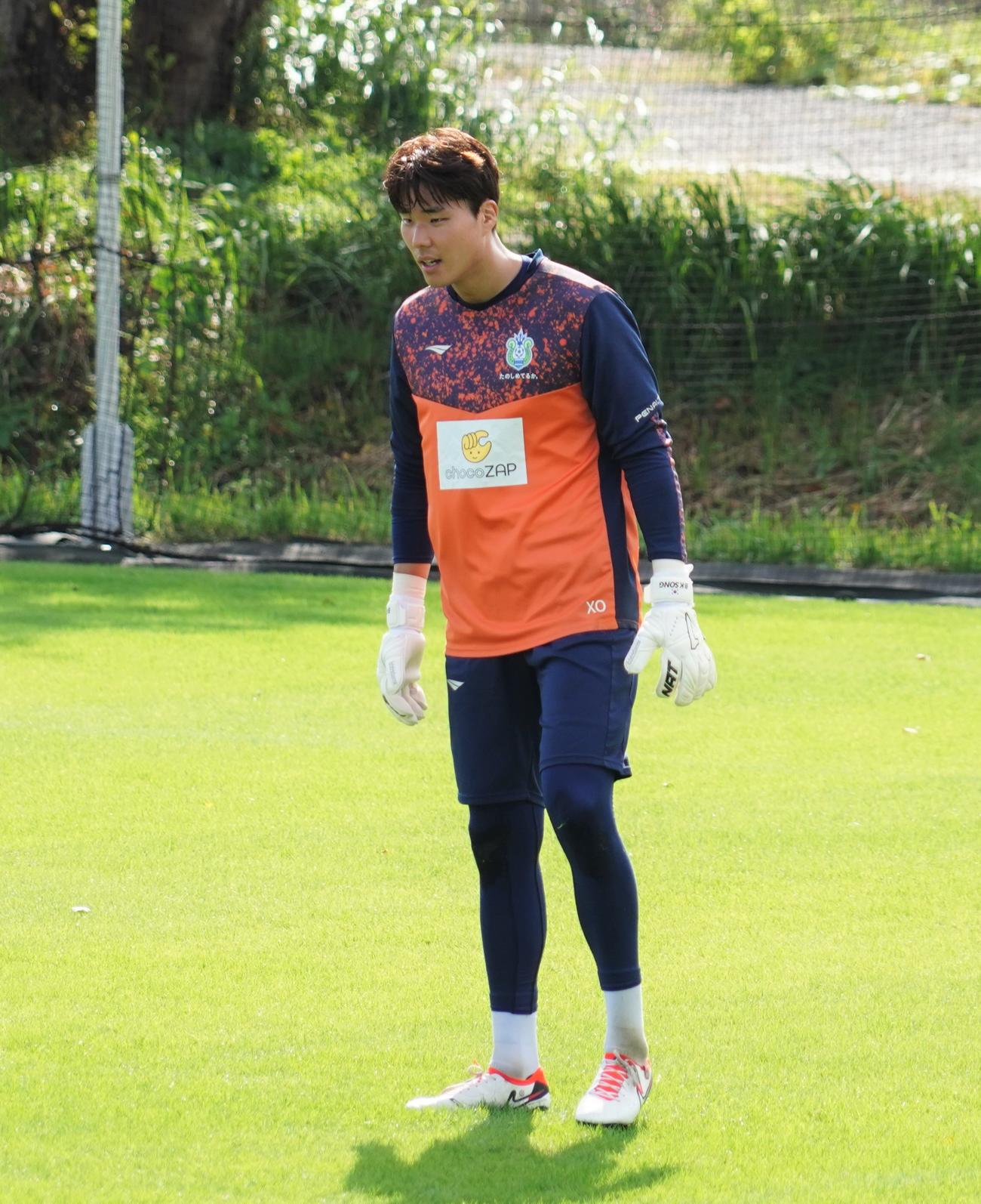 J1第32節名古屋戦に向けて練習に臨む湘南ベルマーレGKソンボムグン（撮影・佐藤成）