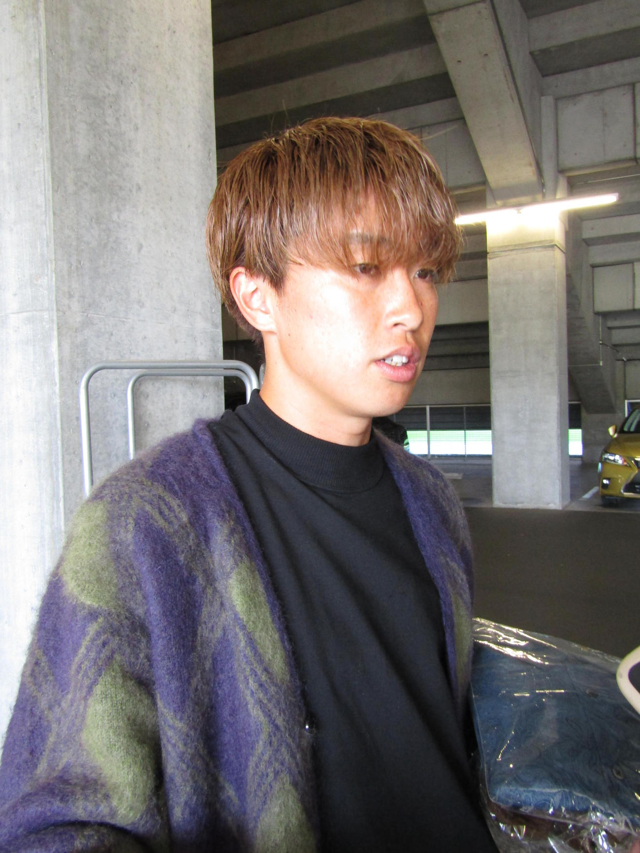 取材に応じるG大阪山本悠樹