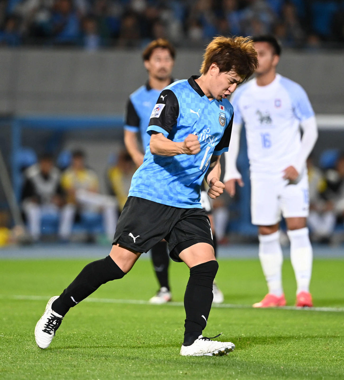 川崎F対BGパトゥム　前半、PKを決めて先制点を奪った川崎F脇坂はガッツポーズ（撮影・山崎安昭）
