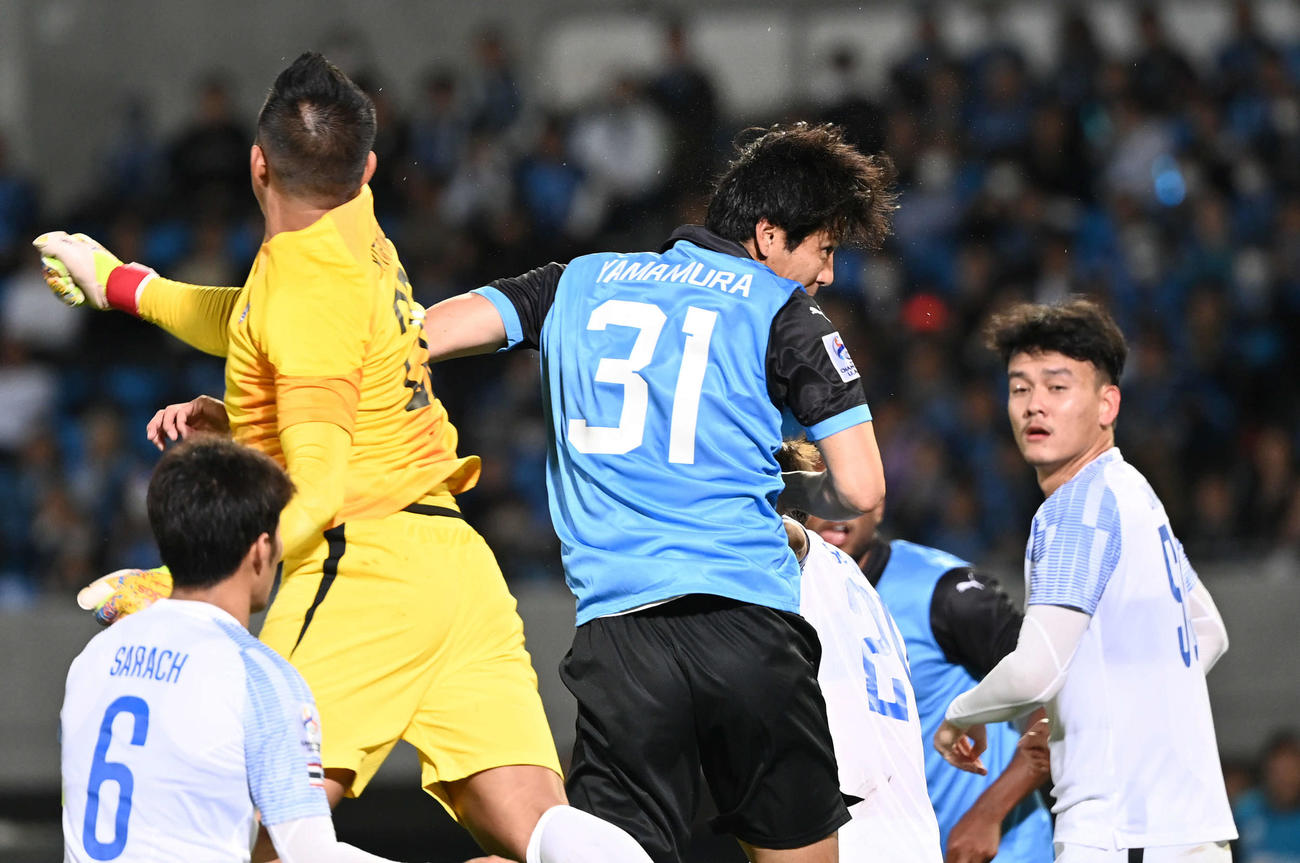 川崎F対BGパトゥム　後半、CKに頭で合わせて追加点を決める川崎F山村（右から2人目）（撮影・山崎安昭）