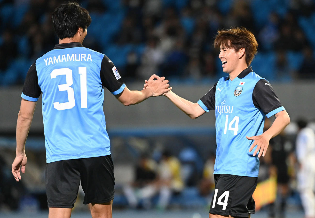 川崎F対BGパトゥム　後半、川崎F脇坂（右）は得点した山村とタッチを交わす（撮影・山崎安昭）