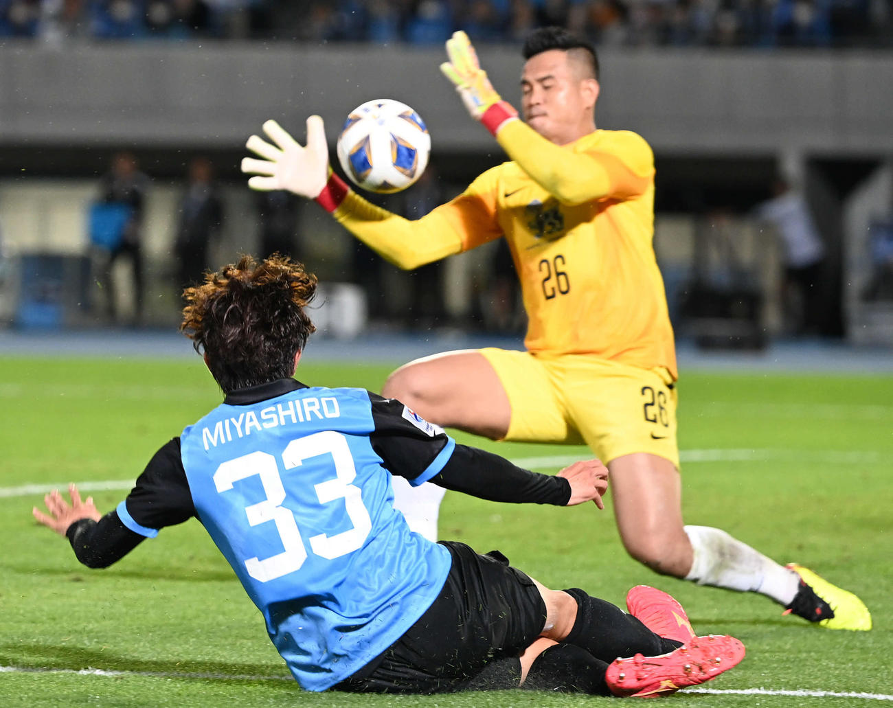 川崎F対BGパトゥム　後半、右足で追加点を決める川崎F宮代（手前）。GKプータウチュエク（撮影・山崎安昭）
