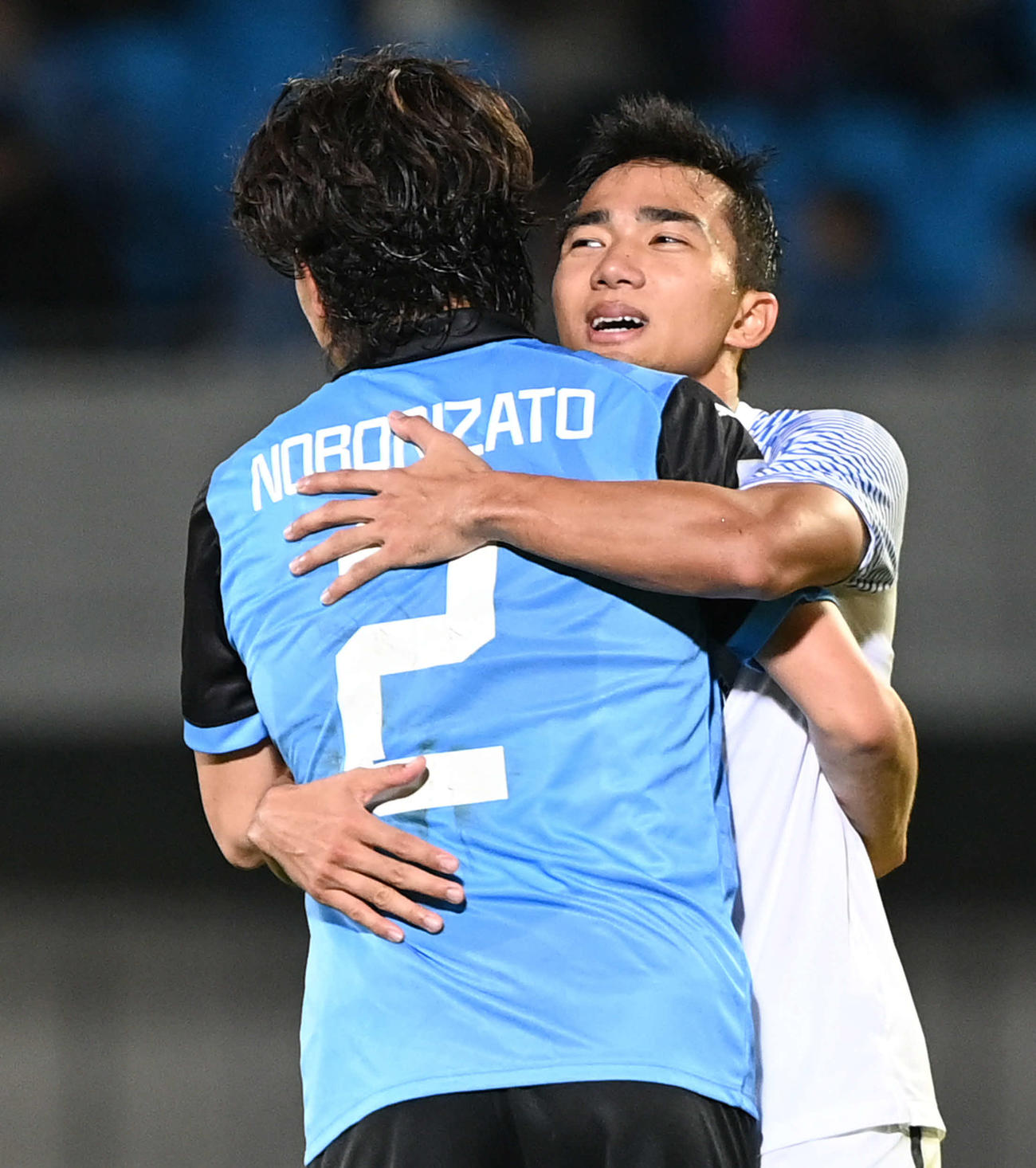 川崎F対BGパトゥム　試合終了後、川崎F登里（左）とハグするBGパトゥムのチャナティップ（撮影・山崎安昭）