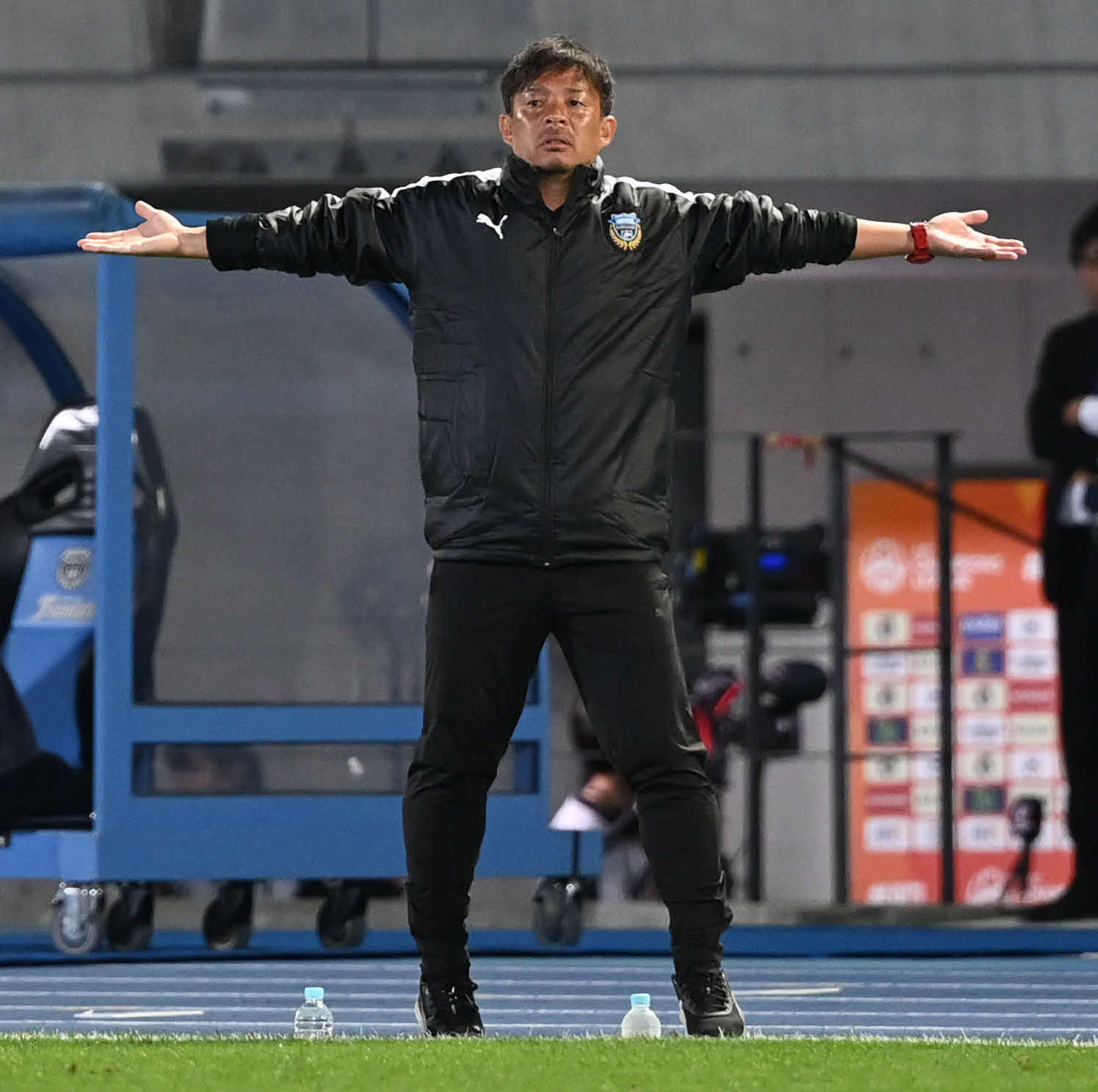 川崎F対BGパトゥム　後半、判定に不満を示す川崎F鬼木監督（撮影・山崎安昭）