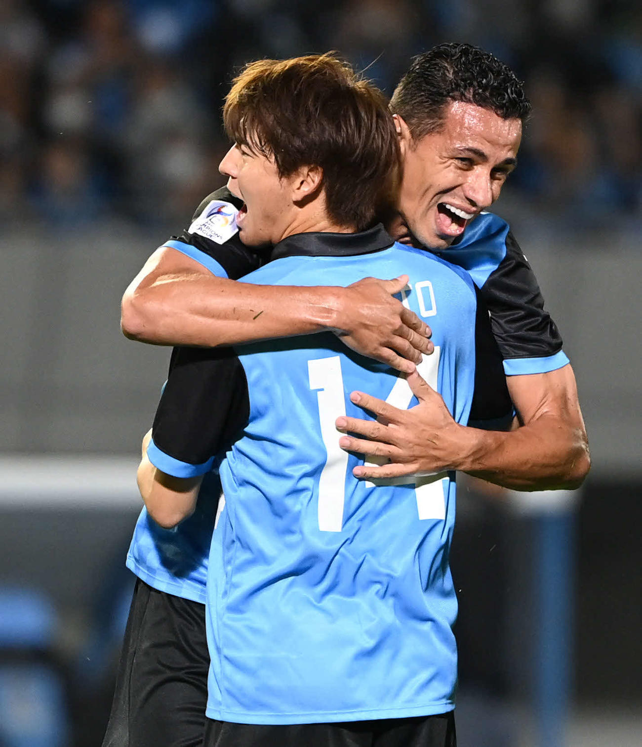 川崎F対BGパトゥム　前半、PKを決めた川崎F脇坂（手前）はレアンドロ・ダミアンの祝福を受ける（撮影・山崎安昭）