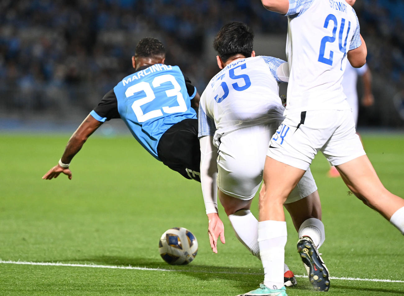川崎F対BGパトゥム　前半、相手に倒された川崎Fマルシーニョ（左）はPKをゲット（撮影・山崎安昭）