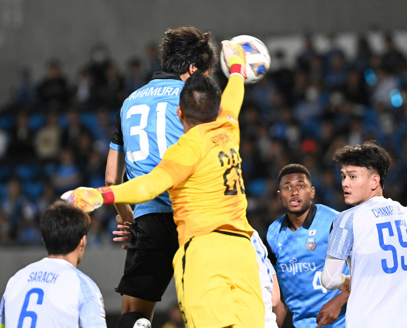 川崎F対BGパトゥム　後半、CKに頭で合わせて追加点を決める川崎F山村（上）（撮影・山崎安昭）