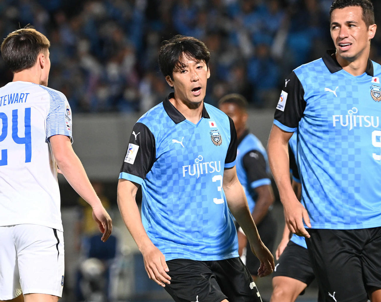 川崎F対BGパトゥム　後半、ヘディングシュートを決めた川崎F山村（中央）。右はレアンドロ・ダミアン（撮影・山崎安昭）