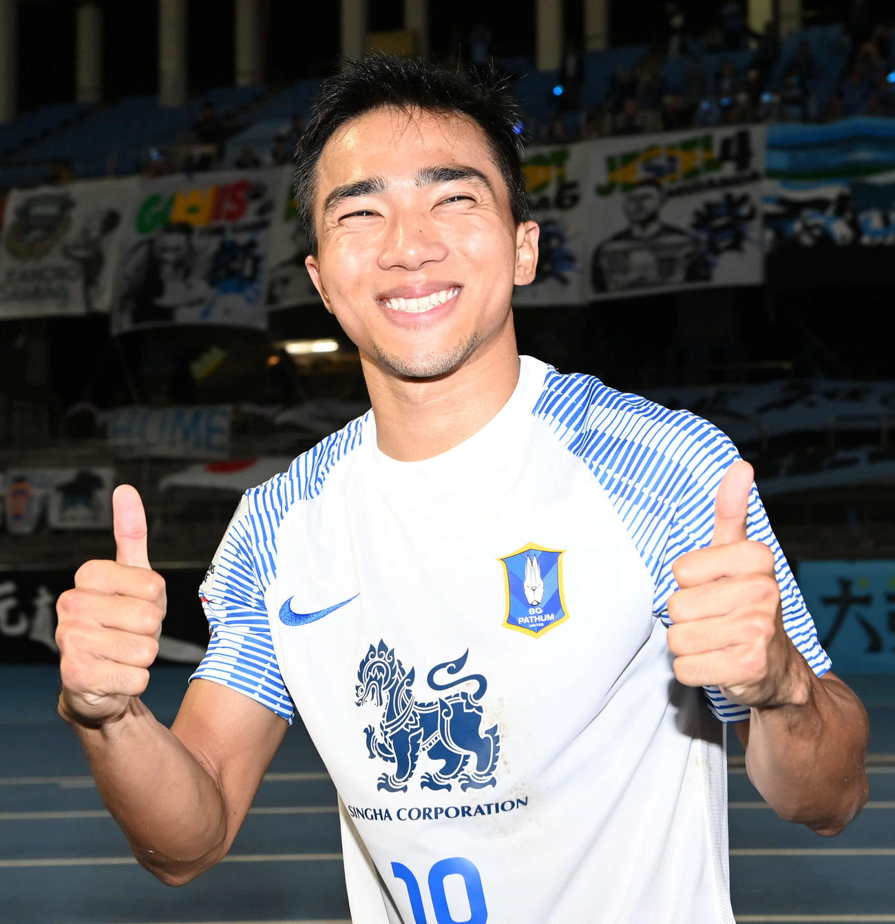 川崎F対BGパトゥム　古巣の川崎Fサポーターに笑顔であいさつしてまわるBGパトゥムのチャナティップ（撮影・山崎安昭）