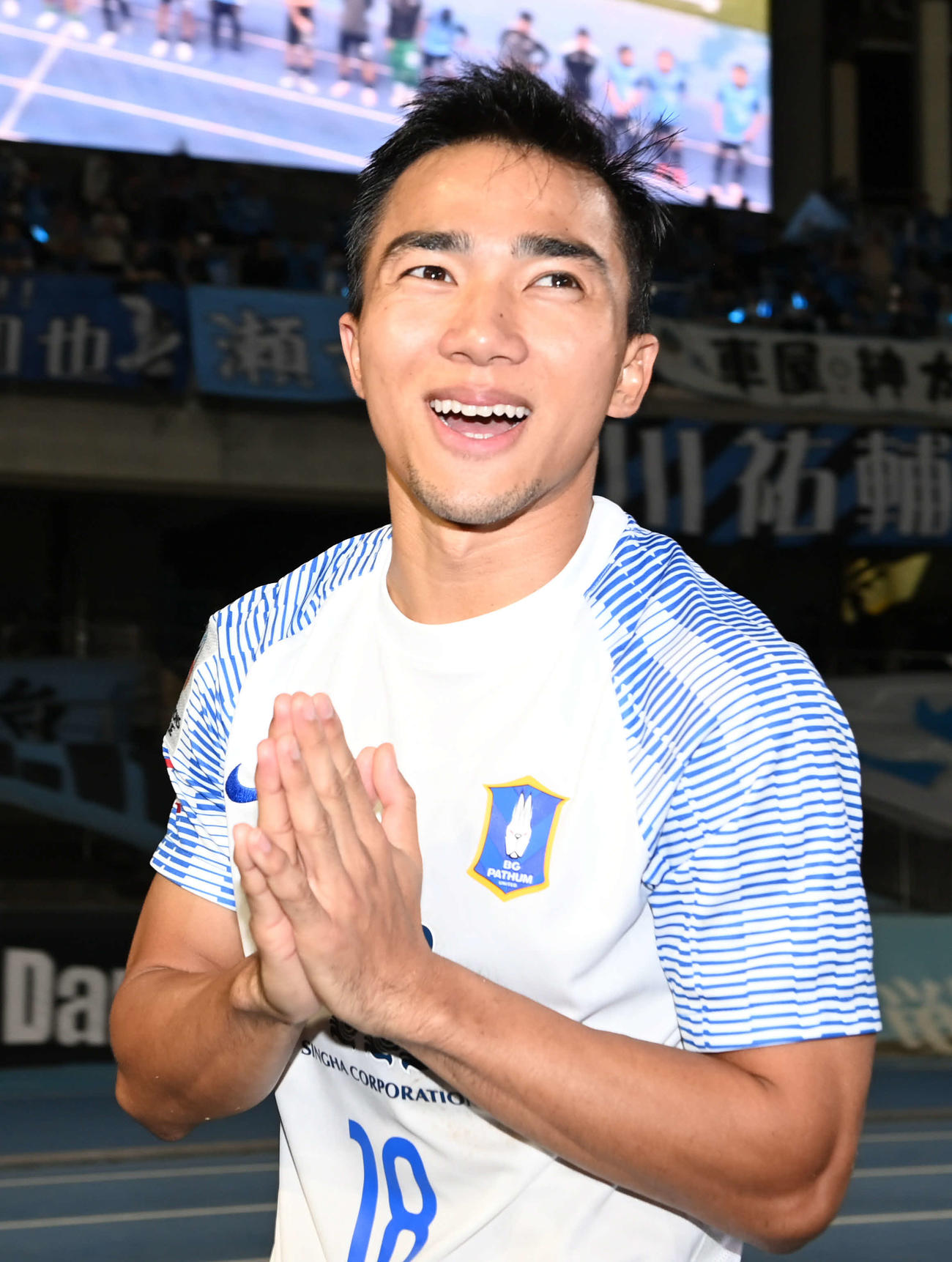 川崎F対BGパトゥム　古巣の川崎Fサポーターに笑顔であいさつしてまわるBGパトゥムのチャナティップ（撮影・山崎安昭）