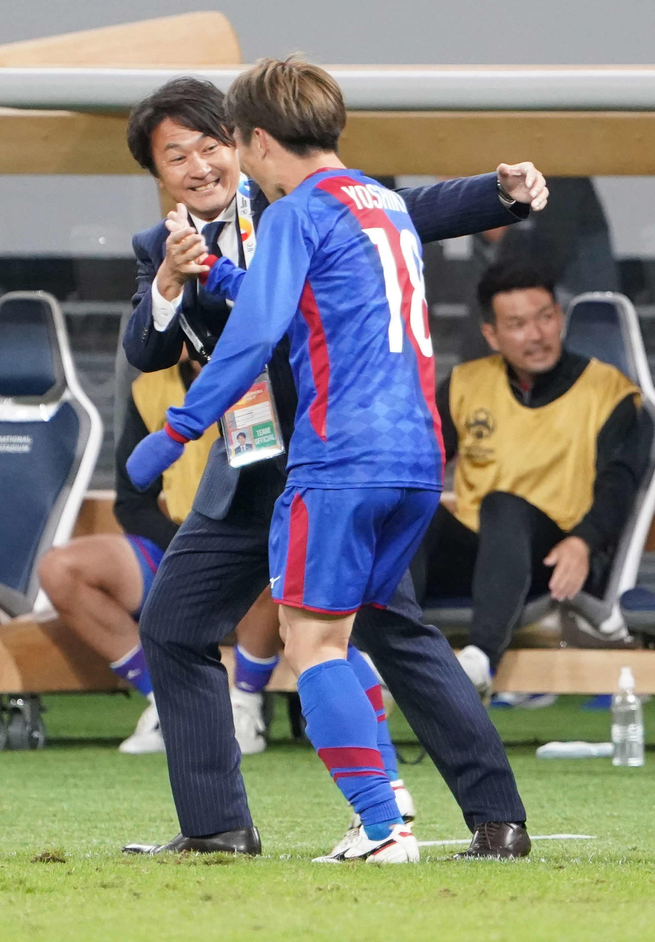 甲府対浙江　後半、チーム4点目のゴールを決めた甲府鳥海（右）を祝福する篠田監督（撮影・小沢裕）