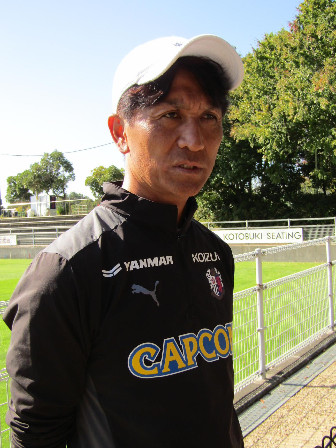 8日、取材に応じるC大阪小菊監督