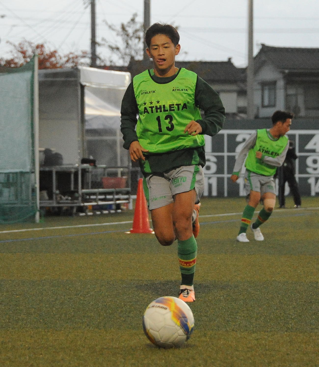 パスに走り込む帝京長岡の原