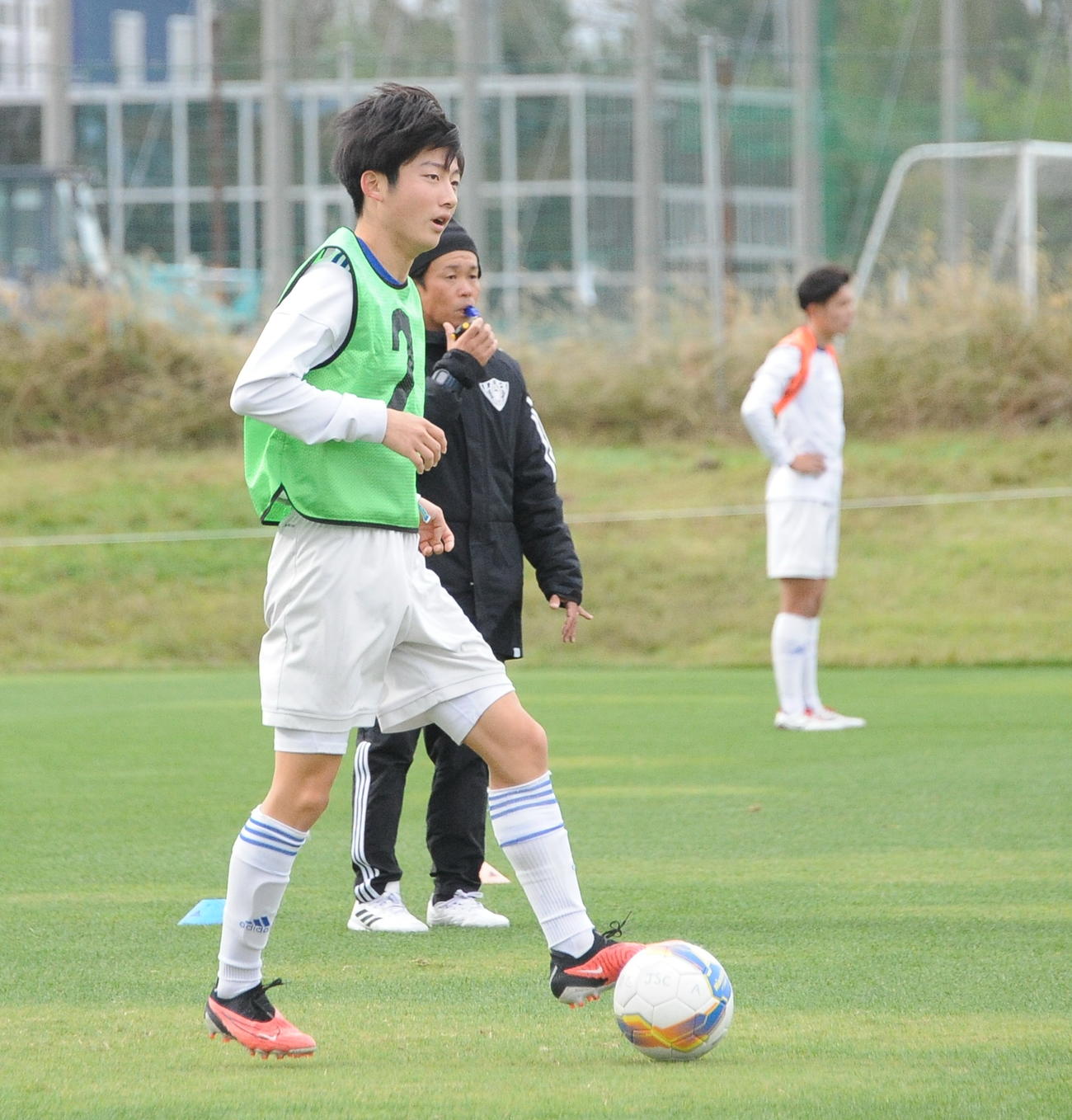 トラップする開志学園JSCの吉村主将