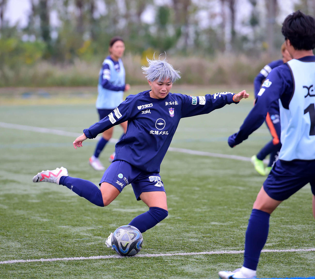 パスを出す新潟レディース川澄