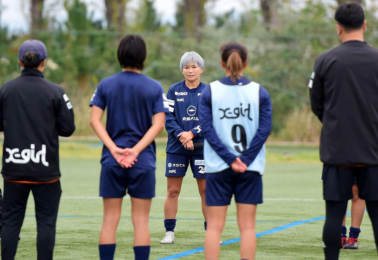 ミーティングで話す新潟レディース川澄（中央）