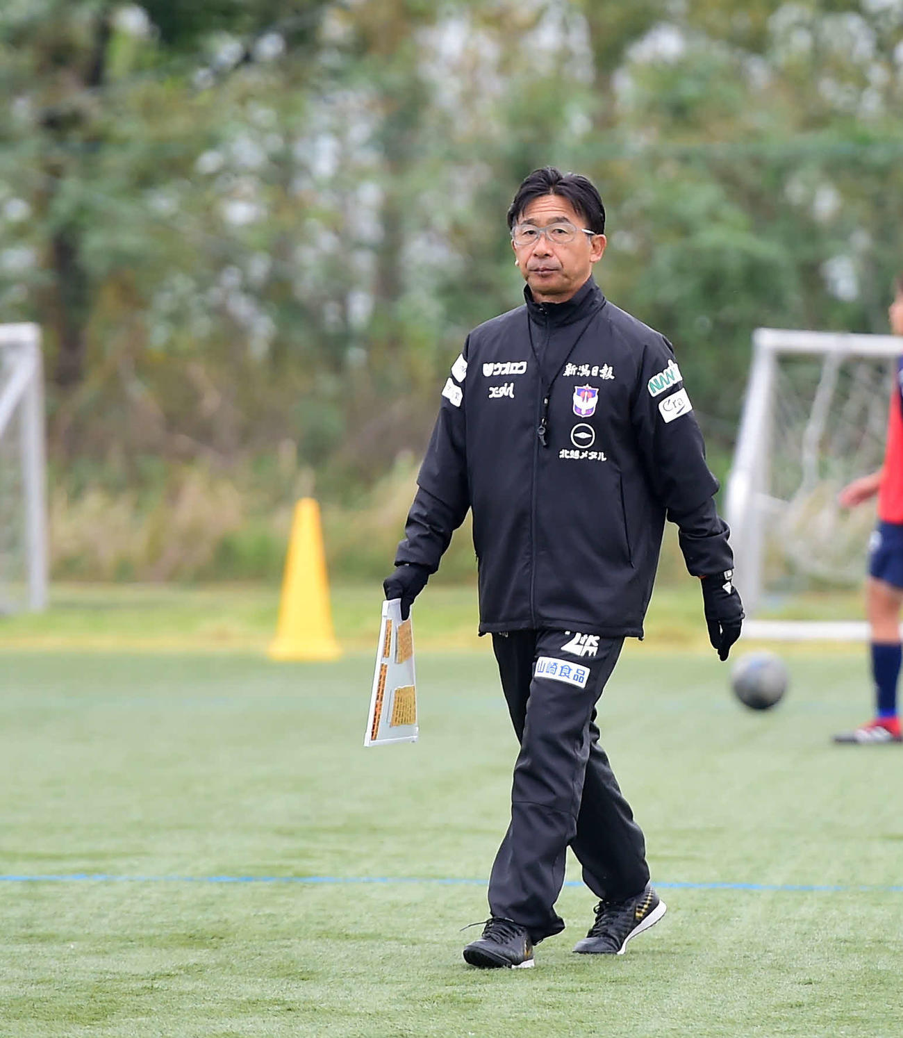 カメラに視線を向ける新潟レディース橋川監督
