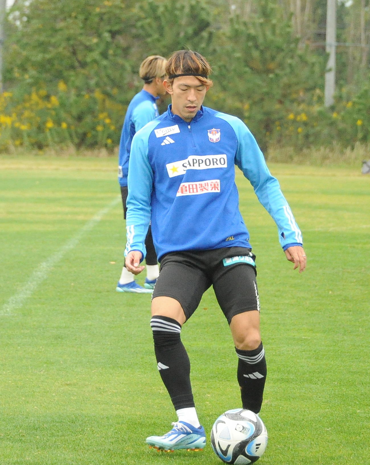 ホーム東京戦の前日練習でパスを出す太田