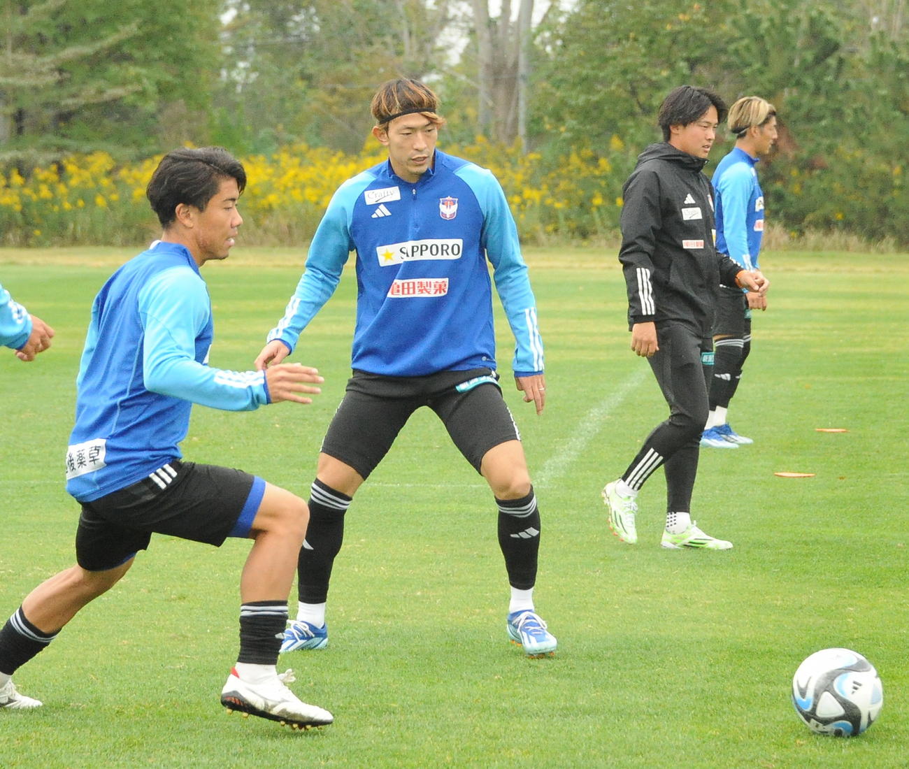 ホーム東京戦の前日練習でパスを出す太田（左から2人目）
