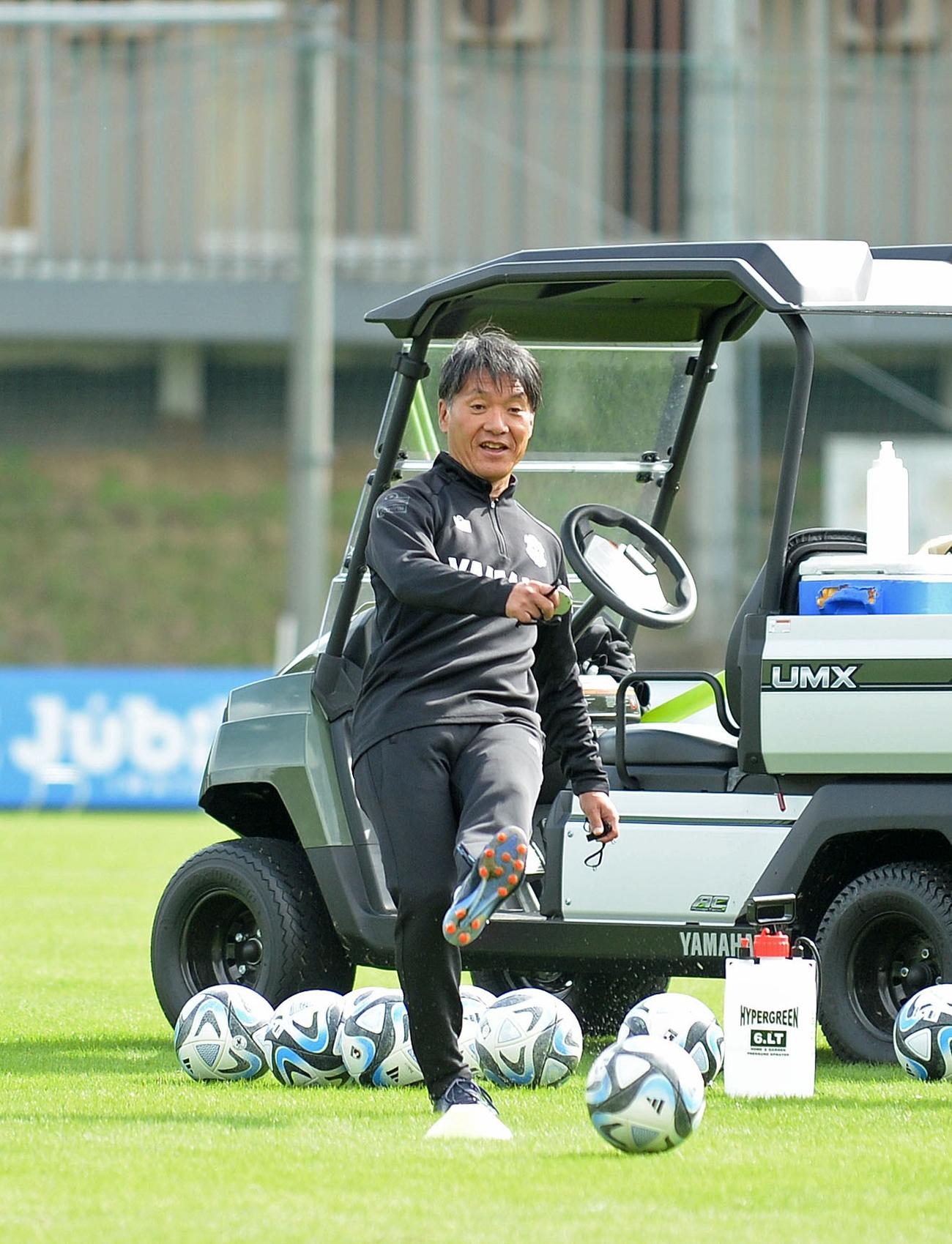 練習中にパスを出す磐田の横内監督