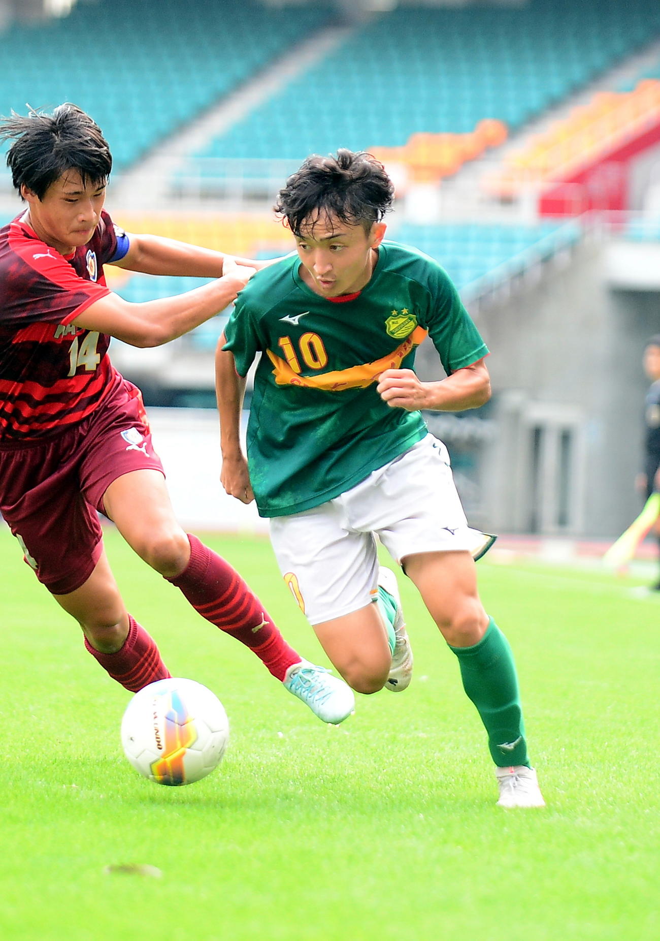 準決勝・浜松開誠館戦、ドリブルで相手をかわす静岡学園MF高田