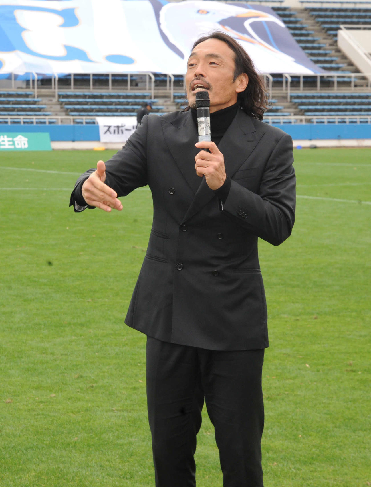 YS横浜の今季ホーム最終戦に登場し、同クラブでのキックボクシングチーム創設を発表した安彦考真（撮影・松尾幸之介）