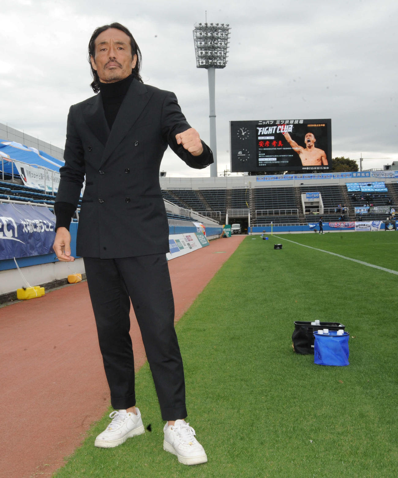 YS横浜の今季ホーム最終戦に登場し、同クラブでのキックボクシングチーム創設を発表した安彦考真（撮影・松尾幸之介）