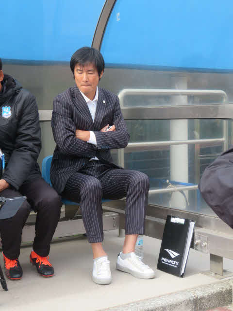 沼津を率いる「ゴン」中山雅史監督