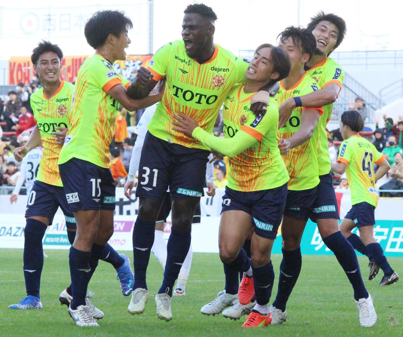 北九州対岩手　5点目を奪い喜ぶ北九州イレブン（撮影・菊川光一）