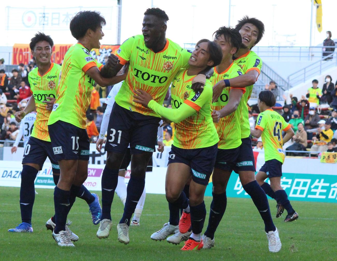 北九州対岩手　5点目を奪い喜ぶ北九州イレブン（撮影・菊川光一）