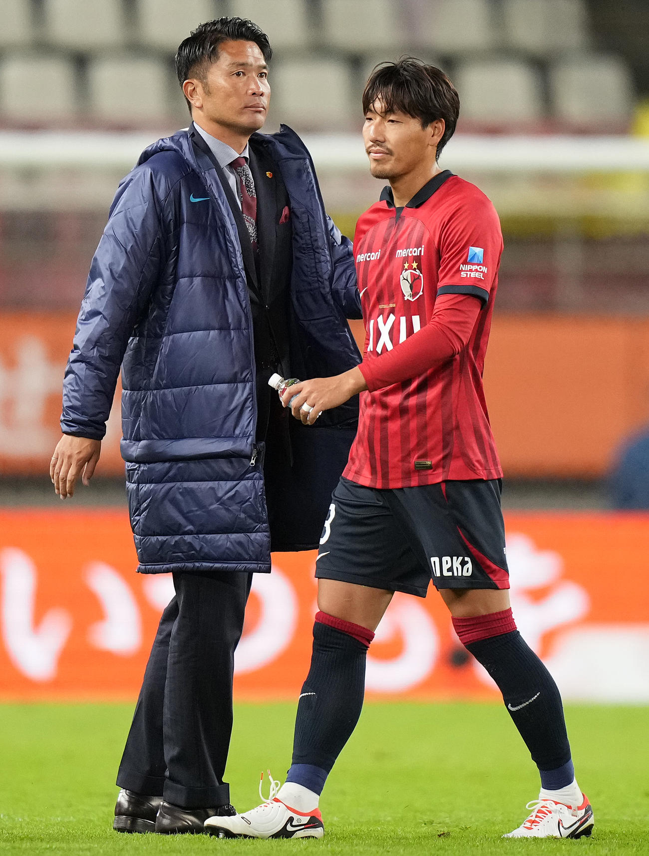 鹿島対柏　引き分けに終わり、イレブンを迎える鹿島岩政監督（左）（撮影・鈴木みどり）