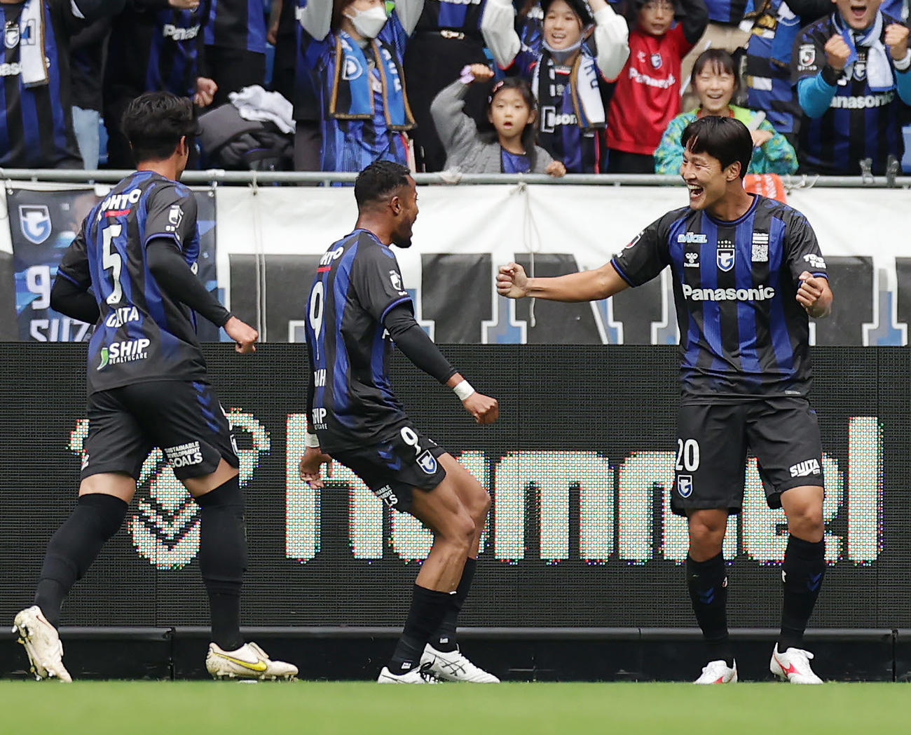 G大阪対福岡　前半、先制ゴールを決め喜ぶG大阪クォン・ギョンウォン（右）（撮影・前田充）