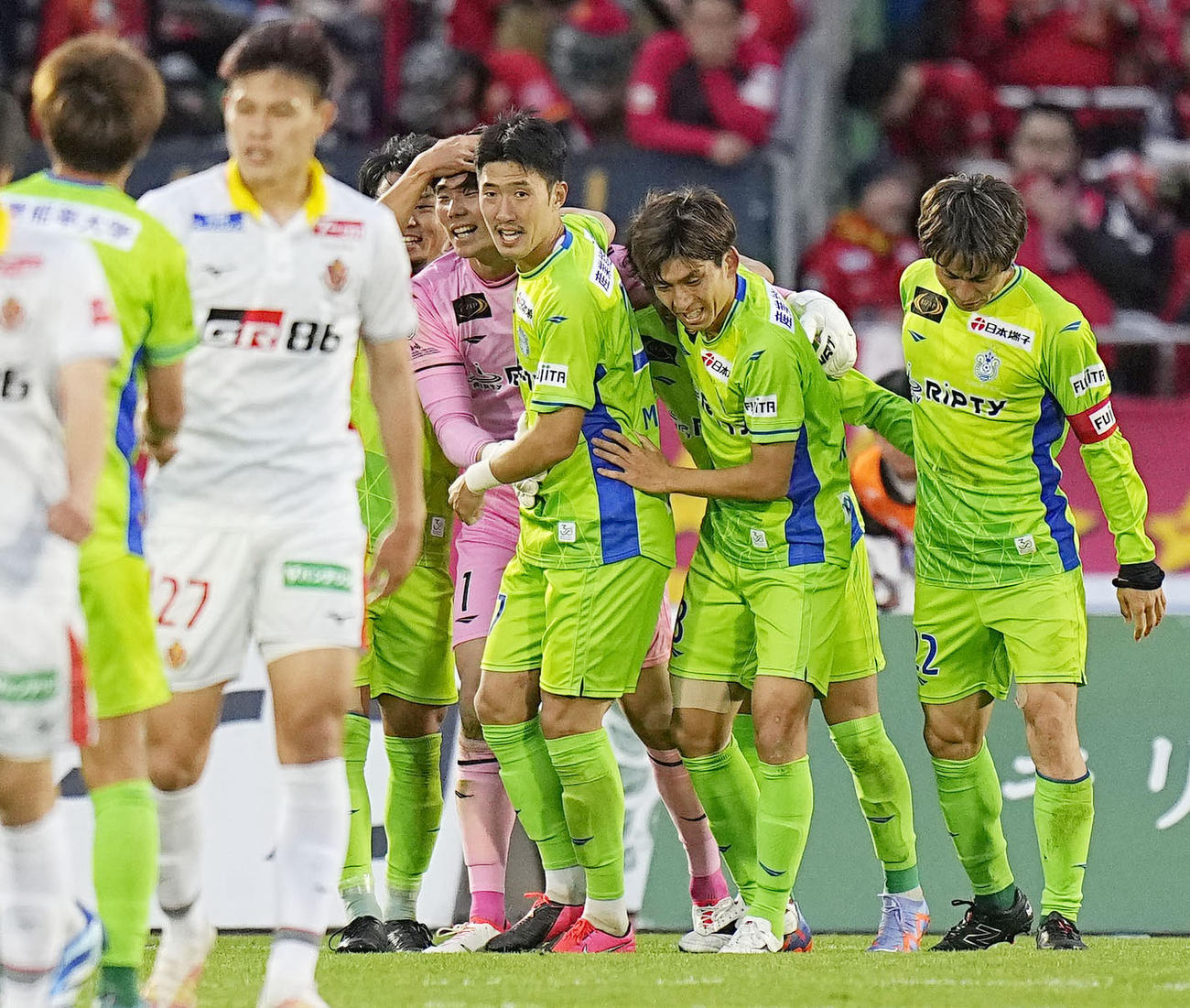 名古屋に勝利し、喜ぶ湘南の選手たち（奥）（共同）