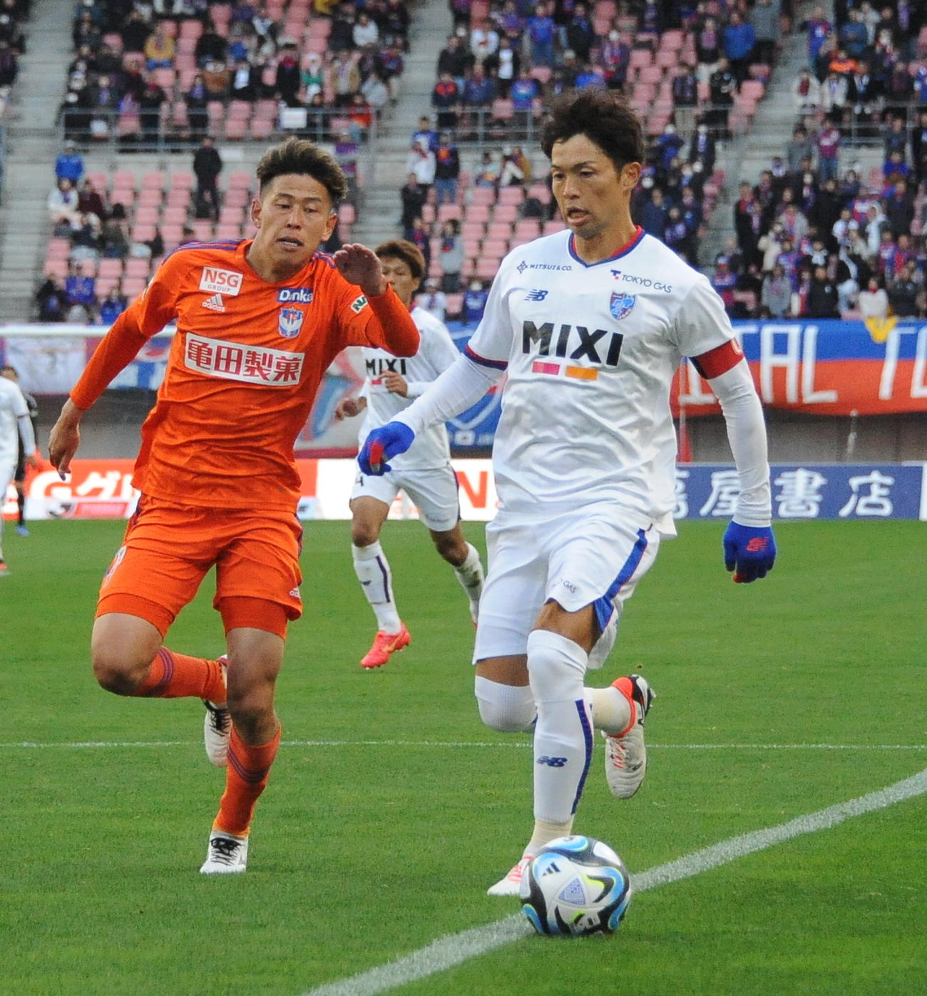 東京森重（右）と競り合う谷口