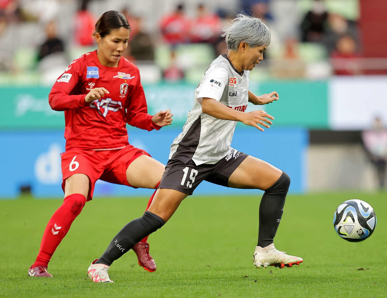 ドリブルで攻め上がる新潟川澄（写真提供：WEリーグ）