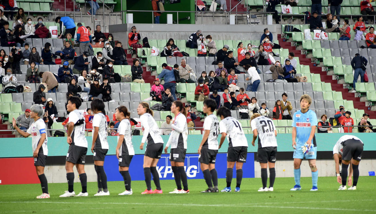 試合終了後、あいさつをする新潟レディースの選手たち（写真提供：アルビレックス新潟レディース）