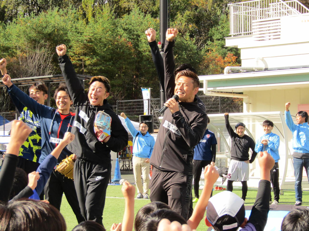子どもたちに笑顔で話しかける右から、播戸竜二さん、今成亮太さん