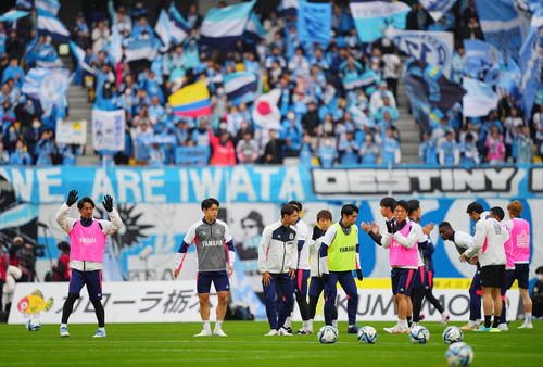 栃木対磐田 試合前、ウオーミングアップを始める磐田の選手たち(撮影・垰建太)