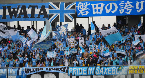 栃木対磐田 試合前、チャントを歌い盛り上がる磐田サポーター(撮影・垰建太)