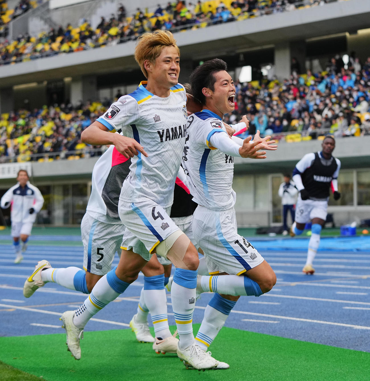 栃木対磐田　後半、ヘディングでゴールを決めサポーターのもとへ駆け出す磐田松本（中央）ら（撮影・垰建太）