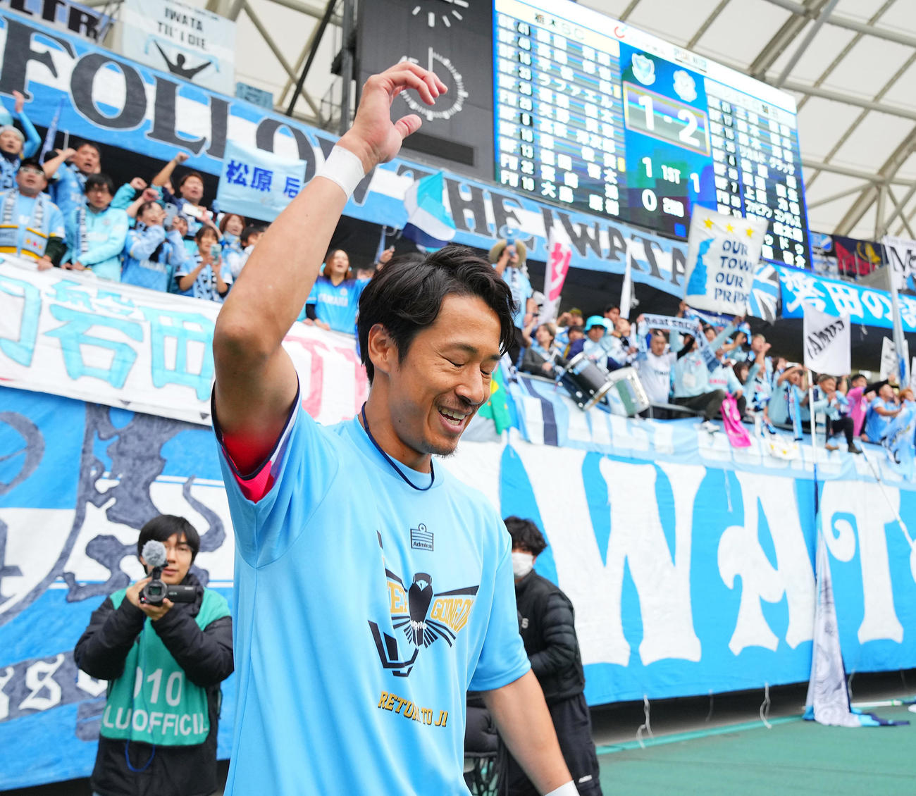 栃木対磐田　栃木に勝利しJ1への自動昇格を果たした磐田山田はサポーターに感謝する（撮影・垰建太）