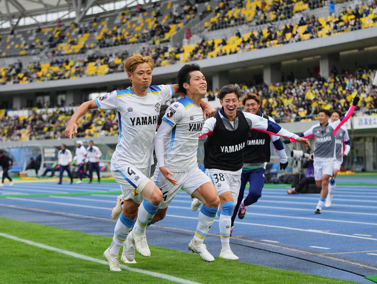 栃木対磐田　後半、ヘディングでゴールを決めサポーターのもとへ駆け出す磐田松本（左から2人）ら（撮影・垰建太）