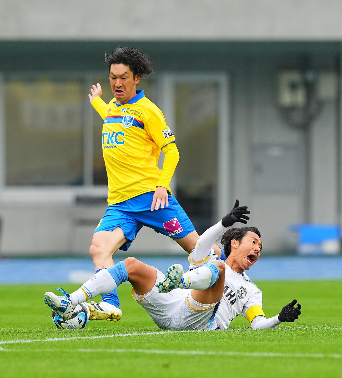 栃木対磐田　前半、激しいマークを受ける磐田山田（右）。左は栃木高萩（撮影・垰建太）