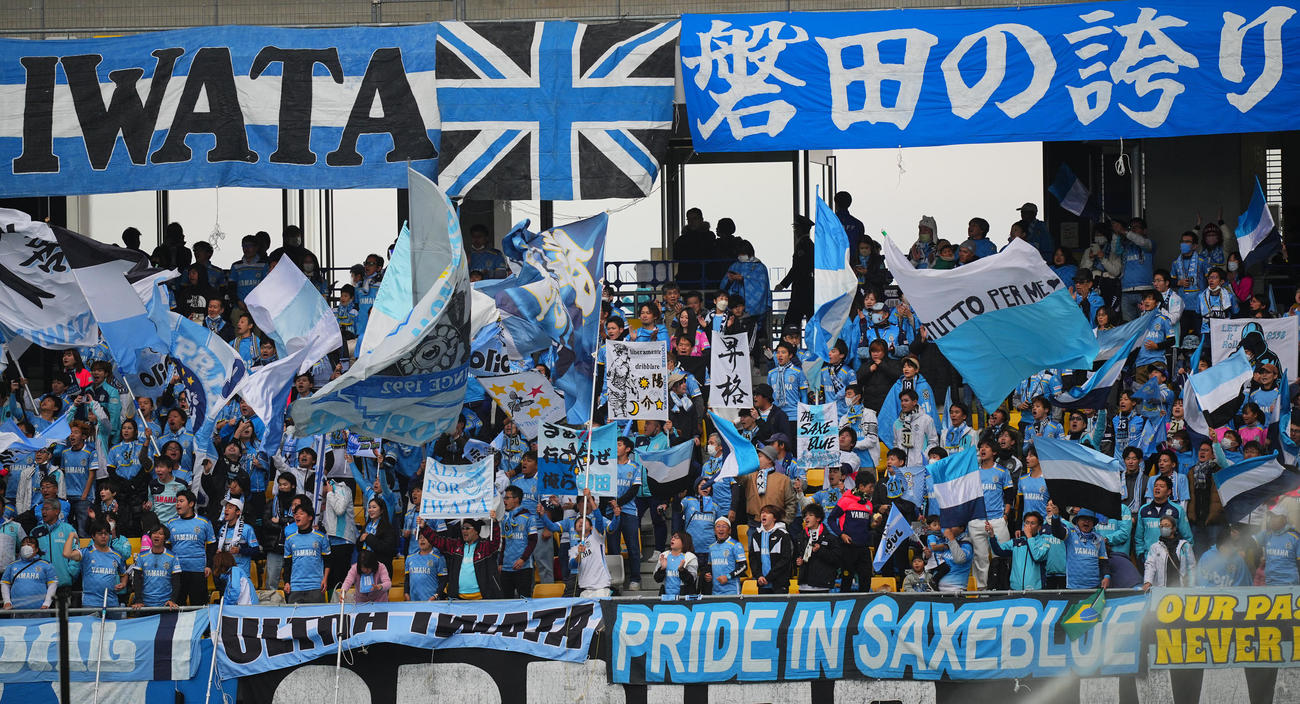 栃木対磐田　試合前、チャントを歌い盛り上がる磐田サポーター（撮影・垰建太）